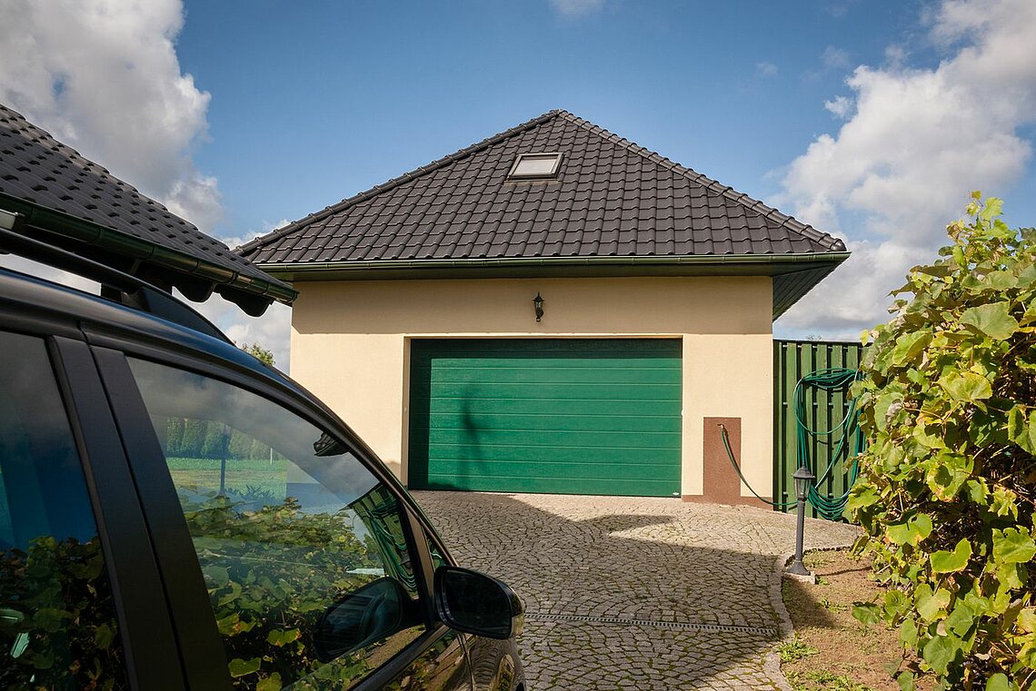 Dobieramy kolor bramy garażowej.