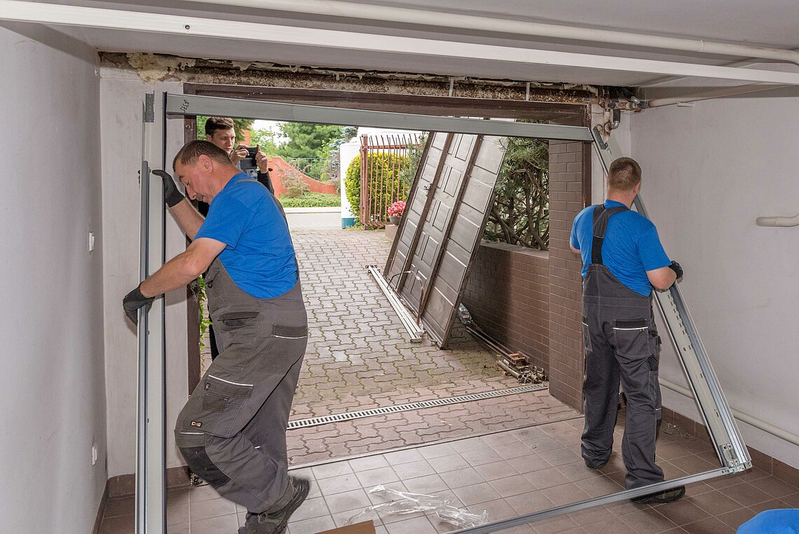 jak wymienić starą bramę garażową na nową bramę Novoferm?